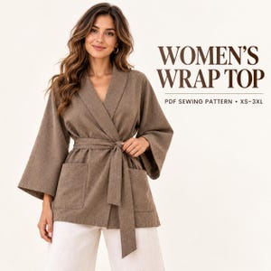 Pode incluir: Uma blusa transpassada castanha com mangas largas, cinto de laço e dois bolsos frontais. O texto na imagem diz: WOMEN'S WRAP TOP PDF SEWING PATTERN • XS-3XL. A peça é apresentada num tom neutro com uma aparência de tecido texturizado.