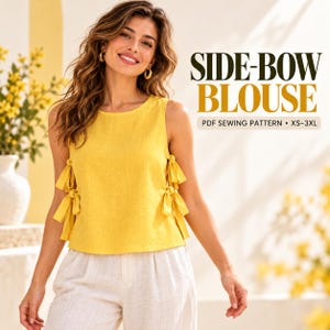 Può includere: Una camicetta gialla senza maniche con due fiocchi decorativi su ogni lato. Il testo SIDE-BOW BLOUSE PDF SEWING PATTERN XS-3XL è stampato sulla destra. Il capo presenta uno scollo rotondo e un orlo dritto, realizzato in tessuto testurizzato.