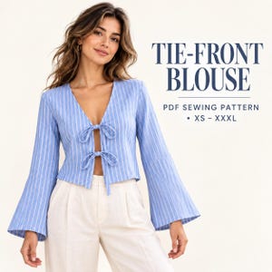 Könnte beinhalten: Eine hellblau-weiß gestreifte Langarmbluse mit V-Ausschnitt und zwei Bindebändern vorne. Der Text TIE-FRONT BLOUSE PDF SEWING PATTERN XS - XXXL ist auf der rechten Seite des Bildes neben dem Kleidungsstück zu sehen.