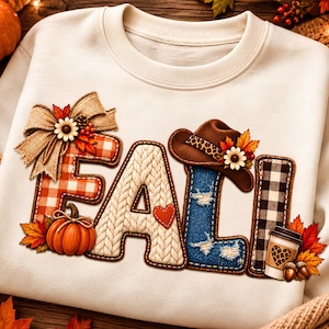 Op de afbeelding: Een crèmekleurig sweatshirt met het woord FALL in grote letters. De F is oranje ruitjespatroon met een jute strik en pompoen. De A is crème kabelgebreid met een rood hartje. De L is blauwe denim met een bruine cowboyhoed. De L is zwart ruitjespatroon met een koffiebeker.