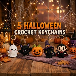 Puede incluir: Cinco llaveros de ganchillo con personajes de Halloween: un fantasma blanco, un murciélago negro, una calabaza naranja, un gato negro con sombrero de bruja morado y un vampiro. El texto 5 HALLOWEEN CROCHET KEYCHAINS es visible en la imagen.