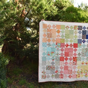 PDF Anleitung für Harvest Throw Double Patchwork Quilt. Klassisch Moderner Handgemachter Quilt aus Charm Packs. Bild 3