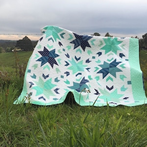 Pobierz wzór w formacie PDF na kołdrę Breeze Quilt – klasyczny, nowoczesny wzór patchworkowy w rozmiarze queen size. Uszyj własną, ręcznie robioną kołdrę.