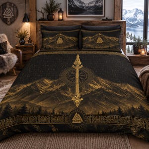Puede incluir: Un juego de cama negro y dorado con un paisaje de montaña, un diseño de lanza central, una brújula Vegvisir y símbolos Valknut. La funda nórdica y las dos fundas de almohada a juego muestran bordes de nudos intrincados y patrones rúnicos.