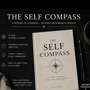 Puede incluir: Un libro beige titulado The Self Compass con un gráfico de brújula en la portada. El texto en la portada dice A Return To Yourself - Without Becoming A Project. El fondo presenta texto que enumera características como 12-page printable journey y powerful questions, junto a un bolígrafo negro.