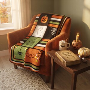Może przedstawiać: Szydełkowy koc z patchworkowym wzorem z motywami halloweenowymi, takimi jak dynia, duch, pająk, czarownica i nietoperz. Koc wykonany jest z pomarańczowej, czarnej, białej i zielonej włóczki z akcentami w kształcie cukierków kukurydzianych.