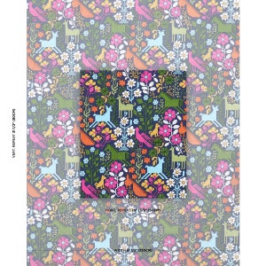 Pode incluir: Um tecido estampado com um desenho repetido de animais, p&aacute;ssaros e flores estilizados em tons de azul, verde, rosa, laranja e branco. A largura do tecido &eacute; de 130 cm, com uma repeti&ccedil;&atilde;o vertical de 80 cm e uma repeti&ccedil;&atilde;o horizontal de 60 cm. O texto inclui: VERT. REPEAT 31 1/2" (80CM), HORZ. REPEAT 23" (60CM), WIDTH 51 1/5" (130CM).