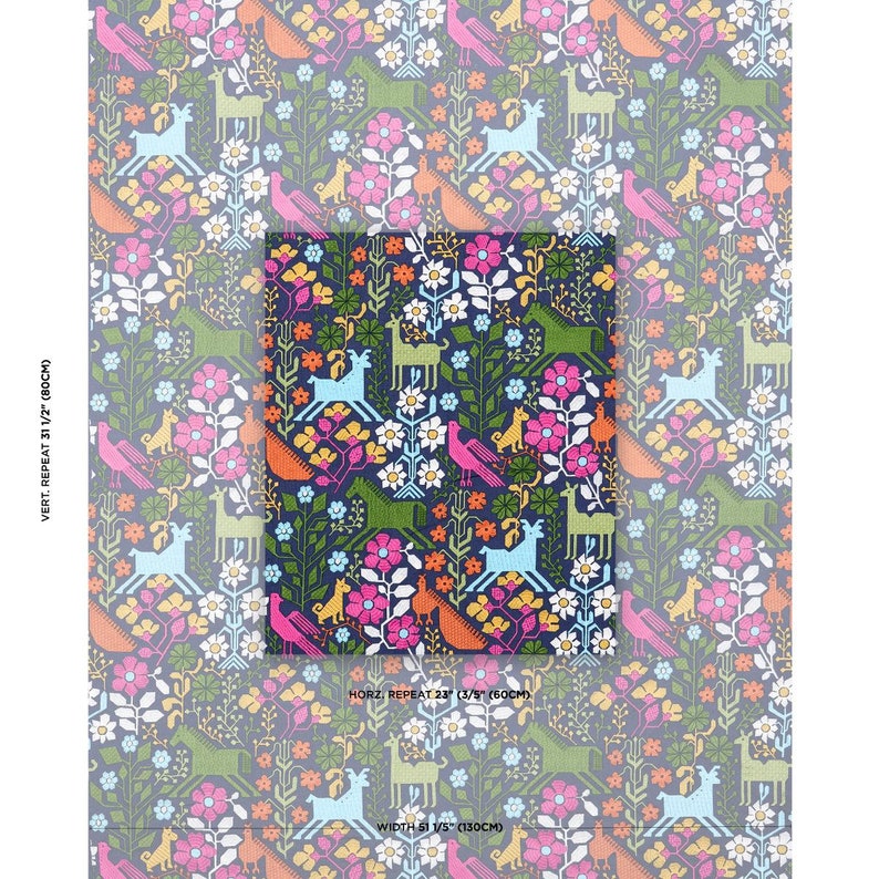 Pode incluir: Um tecido estampado com um desenho repetido de animais, p&aacute;ssaros e flores estilizados em tons de azul, verde, rosa, laranja e branco. A largura do tecido &eacute; de 130 cm, com uma repeti&ccedil;&atilde;o vertical de 80 cm e uma repeti&ccedil;&atilde;o horizontal de 60 cm. O texto inclui: VERT. REPEAT 31 1/2" (80CM), HORZ. REPEAT 23" (60CM), WIDTH 51 1/5" (130CM).