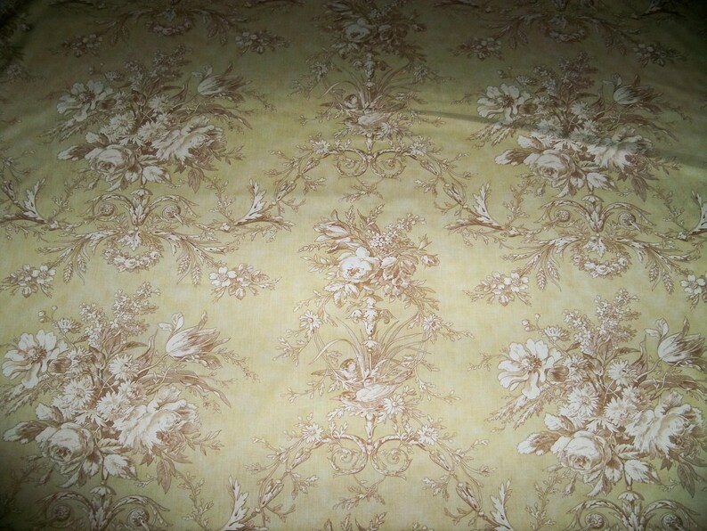 Puede incluir: Una tela beige con un patr&oacute;n floral blanco. El patr&oacute;n presenta un dise&ntilde;o repetitivo de flores y hojas estilizadas.