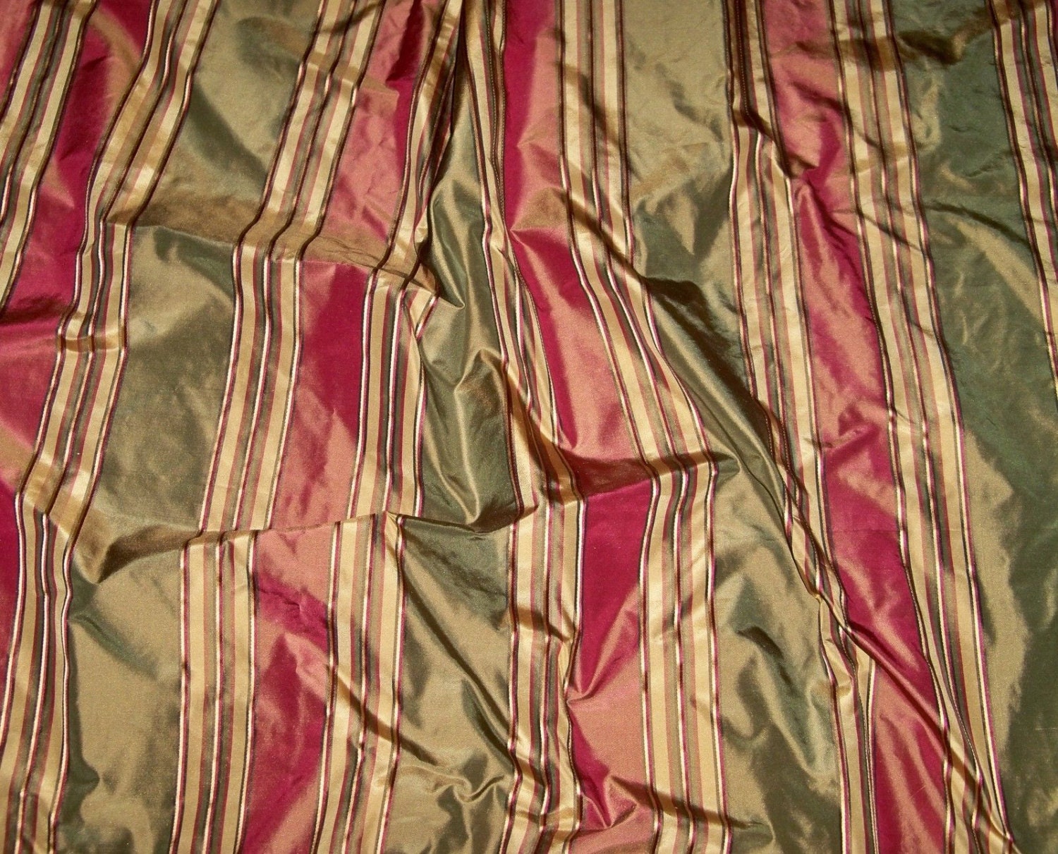 LEE JOFA TEMPO rayures tissu taffetas en soie 10 verges canneberge fougère or kaki LEE JOFA TEMPO rayures tissu taffetas en en en soie 10 verges canneberge fougère or kaki 16e921