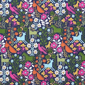 Pode incluir: Um tecido azul marinho com um padr&atilde;o repetido de animais estilizados, p&aacute;ssaros e flores em cores vibrantes. O design inclui elementos rosa, laranja, verde e branco, criando uma est&eacute;tica de arte popular. O padr&atilde;o &eacute; denso e detalhado.