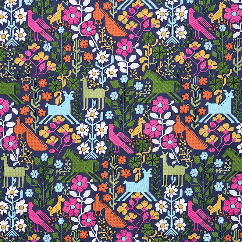 Pode incluir: Um tecido azul marinho com um padr&atilde;o repetido de animais estilizados, p&aacute;ssaros e flores em cores vibrantes. O design inclui elementos rosa, laranja, verde e branco, criando uma est&eacute;tica de arte popular. O padr&atilde;o &eacute; denso e detalhado.