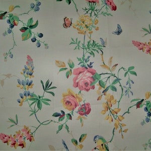 Könnte beinhalten: Ein Vintage-Blumenmuster-Tapetenmuster mit rosa, gelben und blauen Blumen auf weißem Hintergrund. Das Muster enthält Schmetterlinge, Vögel und Blätter.