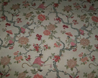 Puede incluir: Una tela beige con un patrón repetido de flores rosas y rojas, hojas verdes y monos con ropa rosa y azul. Los monos sostienen paraguas y cañas de pescar.