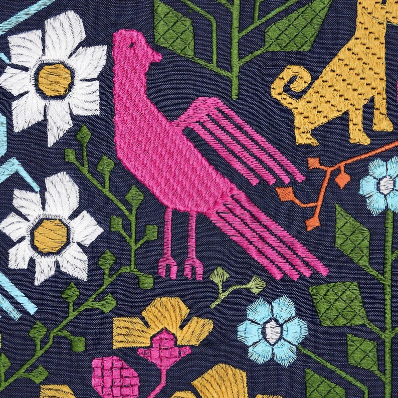 Pode incluir: Tecido bordado com um padr&atilde;o repetido de flores estilizadas, um p&aacute;ssaro rosa e um c&atilde;o amarelo sobre um fundo azul marinho. As flores incluem margaridas brancas, flores amarelas e rosas e flores azuis. Folhas e caules verdes completam o design.