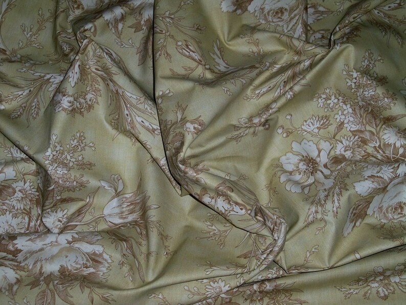 Puede incluir: Una tela beige con un patr&oacute;n floral en tonos marrones. La tela tiene una textura suave y arrugada y un brillo sutil.