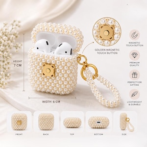 Könnte beinhalten: Ein mit weißen Perlen besetztes Etui für kabellose Ohrhörer, 7 cm hoch und 6 cm breit. Es verfügt über einen goldenen magnetischen Druckknopf, eine passende Perlen-Handschlaufe und weiße Ohrhörer im Inneren. Enthält beschriftete Textdetails.