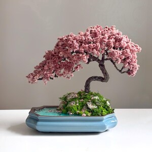Bonsai di ciliegio in fiore, scultura in filo metallico intrecciato a mano / Laguna in resina epossidica, muschio conservato, 30 cm