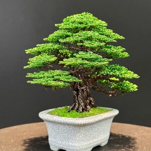 Bonsai in filo metallico, mini scultura lavorata a mano / Alluminio e rame colorati, vaso smaltato, decorazione con muschio verde - 14,7 cm