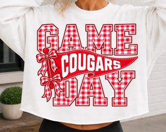 Imagen PNG del día del partido de los Cougars, diseño de lazo a cuadros rojos, estampado para camisetas con el espíritu escolar, descarga por sublimación.
