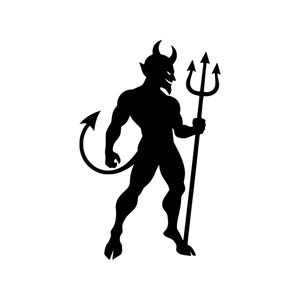 Può includere: Una silhouette grafica nera di una figura di diavolo in piedi. Il personaggio presenta corna appuntite, una lunga coda curva e zoccoli fessi. La figura tiene in mano un forcone a tre punte, con un profilo del viso affilato e angolare.