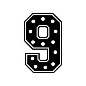 Könnte beinhalten: Eine schwarze Ziffer Neun mit weißer Umrandung und einer Reihe weißer, kreisförmiger Punkte, die im Inneren der Zahl angeordnet sind. Das Design zeigt eine kräftige Blockschrift mit scharfen, kantigen Ecken und einem klaren Kontrast.