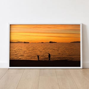 Canvastavla med solnedgång i English Bay i Vancouver | Gyllene havslandskap (väggkonst)