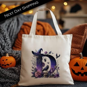 Personalisierte Halloween-Tragetasche mit dem Anfangsbuchstaben D – Tragetasche aus gotischem Canvas – Hexenhafte Halloween-Tasche – Gruseliges Herbstgeschenk – Totenkopf-Rosen-Tragetasche