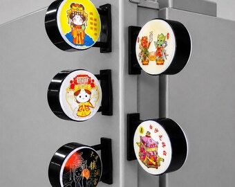 Könnte beinhalten: Fünf kreisförmige, schwarz umrandete Magnetschilder mit farbenfrohen Illustrationen traditioneller Figuren und Objekte. Jedes Schild zeigt einzigartige Grafiken, darunter Figuren in verzierter Kleidung, eine Sänfte und chinesische Schriftzeichen.