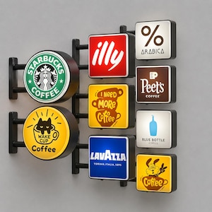 Puede incluir: Un expositor de pared con múltiples letreros iluminados que muestran varios logotipos y gráficos de marcas de café, incluidos Starbucks, illy, Arabica, Peet's, Blue Bottle, Lavazza y diseños personalizados con textos como I Need More Coffee y Wake Cup.
