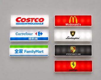 Könnte beinhalten: Eine Sammlung von sieben rechteckigen Leuchtschildern mit verschiedenen Markenlogos, darunter Costco Wholesale, McDonald's, Carrefour, FamilyMart, Lamborghini, Porsche und Ferrari, angeordnet in zwei vertikalen Spalten vor einem neutralen Hintergrund.