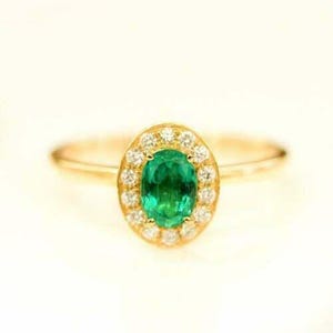 Bague artisanale en argent 925, or 10k et 18k, sertie d'un diamant taille émeraude, au style minimaliste et ornée d'une pierre précieuse aux vertus curatives.