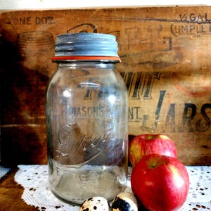 One vintage HAZY Drey Perfect Mason quart sized jar unmarked rustic zinc lid for painting or craft project IMPERFECT jar small CHIP to lip