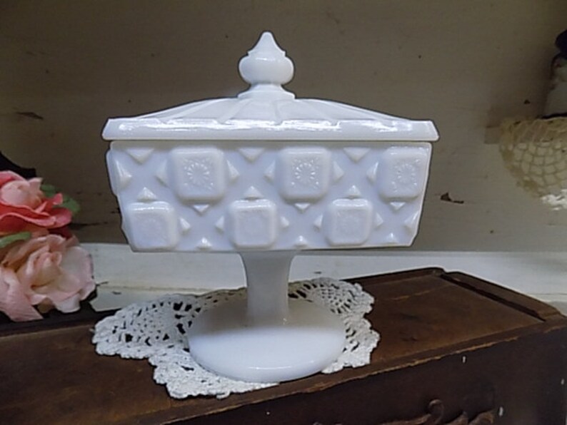 Vintage IMPERFECT Milk Glass Square Shaped Lidded Candy Dish Unmarked B916 image 2