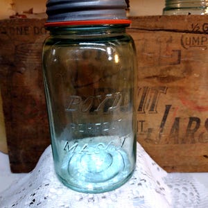 One Vintage IMPERFECT Light Apple Green Boyd Perfect Mason Jar Quart Sized with unmarked Rustic Regular or Standard Mouth Zinc Lid