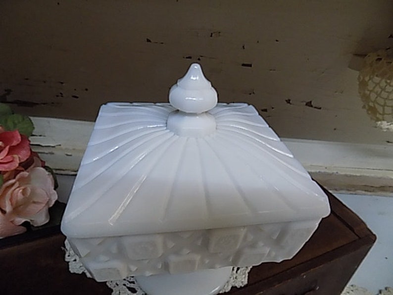Vintage IMPERFECT Milk Glass Square Shaped Lidded Candy Dish Unmarked B916 image 3