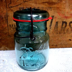 One Vintage Slightly Imperfect Aqua Blue Pint Sized Ball Ideal Jar with Aqua Glass Lid Rusty Wire Bail Lid is IMPERFECT Chip to Bail Rest