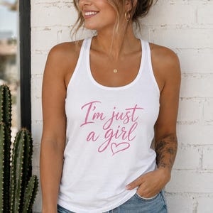 Ik ben gewoon een meisje - Racerback tanktop: Roze tekst, hartje, zomercadeau