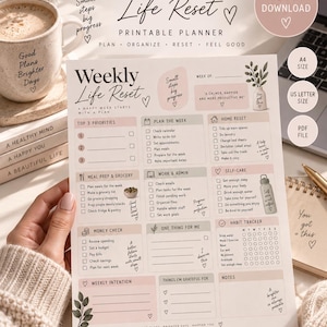 Könnte beinhalten: Ein ausdruckbarer Weekly Life Reset Planer mit Abschnitten für Prioritäten, Mahlzeiten, Arbeit, Selbstfürsorge und Gewohnheitsverfolgung. Das Dokument enthält Textüberschriften, Kontrollkästchen und kleine botanische Illustrationen in Rosa- und Beigetönen.
