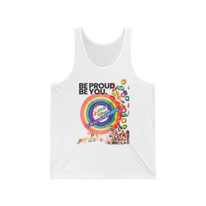 Canotta queer con la scritta "Be Proud Be You" (Sii orgoglioso di te stesso) in tema con l'arcobaleno del Pride di Las Vegas.