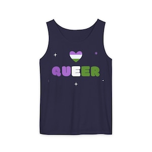Op de afbeelding: Een donker marineblauw hemdje met een grafische print van een hart met paarse, witte en groene strepen boven het woord QUEER, geschreven in paarse, witte en groene bubbelletters, geaccentueerd door kleine witte sterretjes.