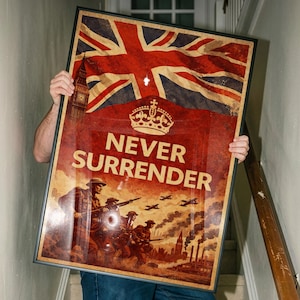 Peut inclure: Une affiche rectangulaire encadrée présentant le drapeau Union Jack en haut, une couronne dorée et le texte NEVER SURRENDER en lettres grasses. La partie inférieure montre des soldats en uniforme, des avions et un paysage urbain sépia.