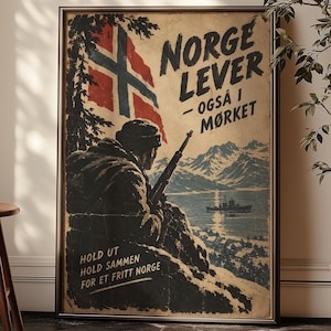 Könnte beinhalten: Ein gerahmtes Poster im Vintage-Stil mit einem Soldaten, der ein Gewehr hält, einer norwegischen Flagge und schneebedeckten Bergen. Der Text lautet NORGE LEVER - OGSÅ I MØRKET und HOLD UT HOLD SAMMEN FOR ET FRITT NORGE. Das Kunstwerk verwendet eine gedeckte Farbpalette aus Blau, Weiß und Rot.
