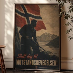 Könnte beinhalten: Ein gerahmtes Poster im Vintage-Stil mit der Silhouette eines Soldaten, der ein Gewehr vor einer norwegischen Flagge, Bergen und einem Fjord hält. Der Text Slutt deg til MOTSTANDSBEVEGELSEN! steht in fetter Schrift am unteren Rand.