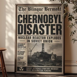 Op de afbeelding: Een ingelijste poster met de voorpagina van een vintage krant genaamd The Blinque Bermont, gedateerd dinsdag 29 april 1986. De kop luidt Chernobyl Disaster, Nuclear Reactor Explodes In Soviet Union, met een zwart-witfoto van de kerncentrale.