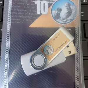 Può includere: Un pacchetto software BibleWorks 10 con una copertina viola scuro con testo in greco, il numero 10 e un'illustrazione circolare di due figure. È inclusa una chiavetta USB argentata e bianca con il testo BW10v4 MTcA e 2017 Bible Works, LLC.