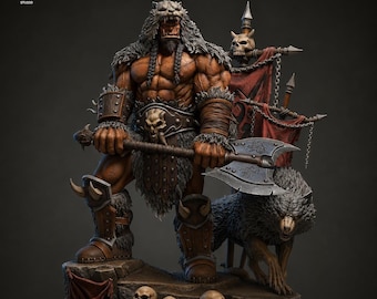 Könnte beinhalten: Eine detaillierte Fantasy-Figur eines muskulösen Kriegers mit Wolfsfell-Kopfschmuck, fellbesetzter Rüstung und einem Totenkopf-Gürtel. Der Krieger hält eine große Doppelaxt und steht neben einem knurrenden Wolf auf einem mit Schädeln verzierten Sockel.