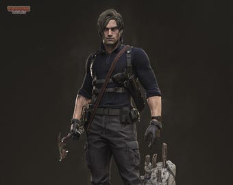 Op de afbeelding: Een gedetailleerd verzamelfiguur van een personage met donker haar, gekleed in een marineblauw shirt met lange mouwen, een donkergrijze tactische broek, een zwart harnas met holster en zwarte handschoenen. Het figuur houdt een metalen gereedschap vast.