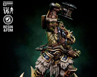 Könnte beinhalten: Eine grünhäutige Ork-Krieger-Figur im Maßstab 1/6, die einen großen Metallhammer über den Kopf hält. Die Figur trägt braune Lederriemen, eine pelzbesetzte Rüstung und goldverzierte blaue Platten. Der Text auf dem Bild enthält Presupported, Tested, Scale 1/6 sowie Resin & FDM.