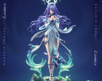 Op de afbeelding: Een gedetailleerd verzamelfiguur van een personage met lang paars haar en een wit gewei, gekleed in een lichtblauwe en witte outfit met ingewikkelde patronen. Het figuur staat op een donkere basis met watereffecten en groene planten, inclusief de tekst Genshin Impact en Lauma.